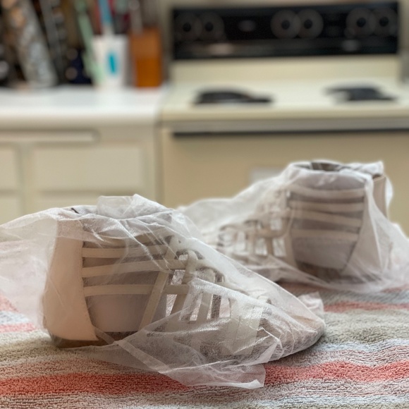 New Never Worn Journee Collection Hanni White Gladiator Sandals Size 7.5 - Picture 8 of 13